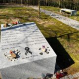 Der Gedenkstein auf dem Sundernfriedhof in Haltern mit den Namen der Opfer des Germanwings-Absturzes.