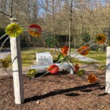 Die Kunst-Installation steht auf dem Sundernfriedhof in Haltern an der Gedenkstätte für die Opfer des Germanwings-Absturzes.