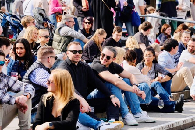Viele Dortmunderinnen und Dortmunder haben das schöne Wetter auf dem Wochenmarkt in der City genossen.