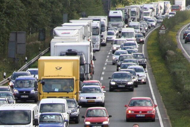 Autos im Stau auf einer Autobahn.