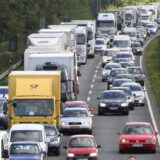 Autos im Stau auf einer Autobahn.