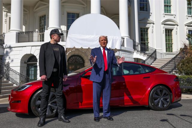 US-Präsident Donald Trump (r) und Tesla-CEO Elon Musk sprechen zu Reportern vor einem roten Tesla Model S auf dem Südrasen des Weißen Hauses. (Archivbild)
