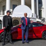 US-Präsident Donald Trump (r) und Tesla-CEO Elon Musk sprechen zu Reportern vor einem roten Tesla Model S auf dem Südrasen des Weißen Hauses. (Archivbild)