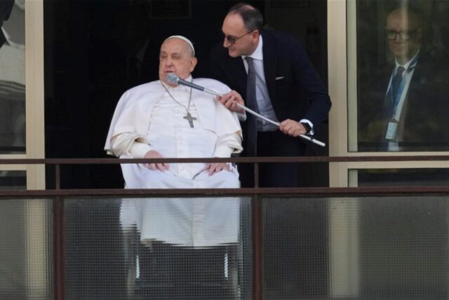 Papst Franziskus zeigt sich erstmals wieder der Öffentlichkeit.