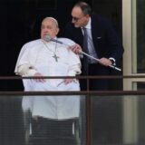 Papst Franziskus zeigt sich erstmals wieder der Öffentlichkeit.