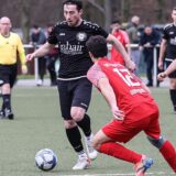 Serkan Gül dribbelt seinen Gegenspieler aus.