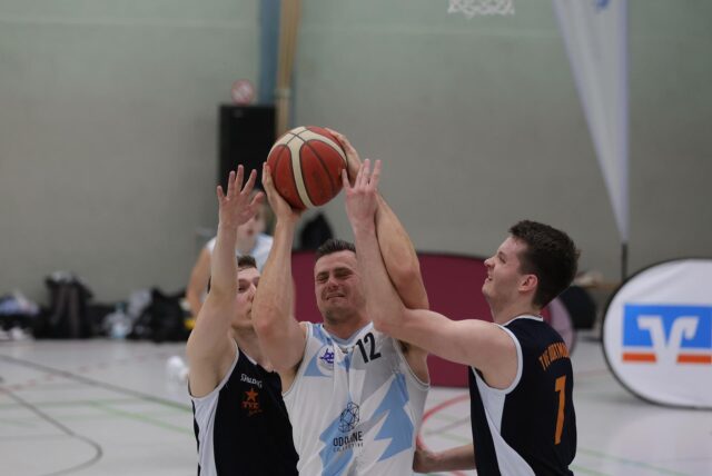 Robin Brachhaus sichert den Ball.