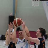 Robin Brachhaus sichert den Ball.