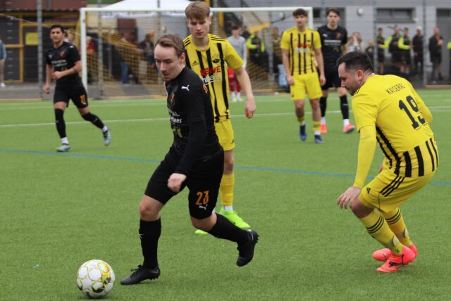 Marvin Weistropp dribbelt den Ball.