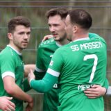 Spieler der SG Massen aus der Bezirksliga 8 jubeln.