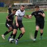 Andrii Stelmakh wird von drei Spielern bedrängt.
