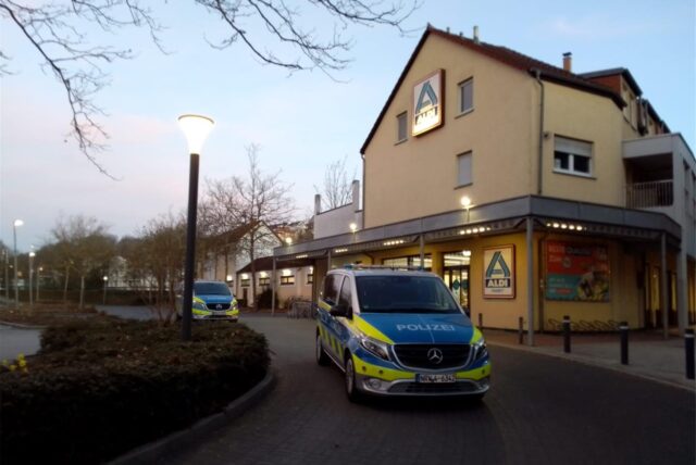 Zwei Polizeiautos stehen vor dem Aldi in Fröndenberg