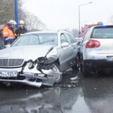 Zwei silberfarbene Autos – eine Mercedes-E-Klasse und ein VW Golf – sind auf der regennassen Hammer Straße in Unna zusammengestoßen. Die beiden Fahrzeuge müssen sich fast frontal an der jeweils linken Frontpartie getroffen haben.
