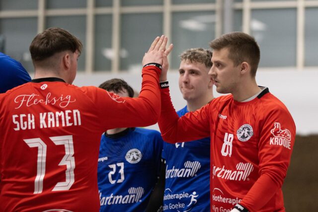 Torwart Marvin Banaschak klatscht seinen Teamkollegen ab.