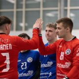 Torwart Marvin Banaschak klatscht seinen Teamkollegen ab.