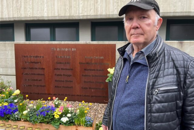Josef Cercek an der Gedenkstätte für die Opfer des Germanwings-Absturzes am Joseph-König-Gymnasium in Haltern.