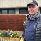 Josef Cercek an der Gedenkstätte für die Opfer des Germanwings-Absturzes am Joseph-König-Gymnasium in Haltern.