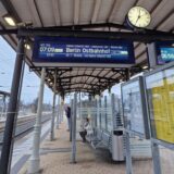 Am Bahnhof Unna warten zwei Fahrgäste auf die Einfahrt des ICE 753 nach Berlin. Vorübergehend ist Unna Ersatzhaltepunkt