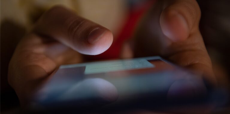 In vielen Chatgruppen von Jugendlichen werden strafbare Inhalte verschickt.