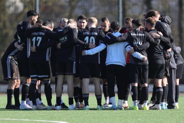 Eintracht Werne steht im Mannschaftskreis.