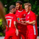 Jonas Telschow und Mitspieler beim Kirchhörder SC jubeln.
