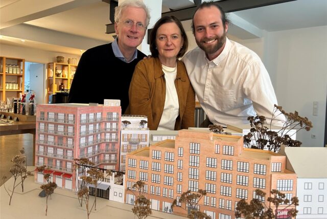 Hans-Hermann, Carmen und Felix Krämer mit dem Modell der Krämerhöfe mit dem neuen Schwanenturm (l.).