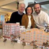 Hans-Hermann, Carmen und Felix Krämer mit dem Modell der Krämerhöfe mit dem neuen Schwanenturm (l.).