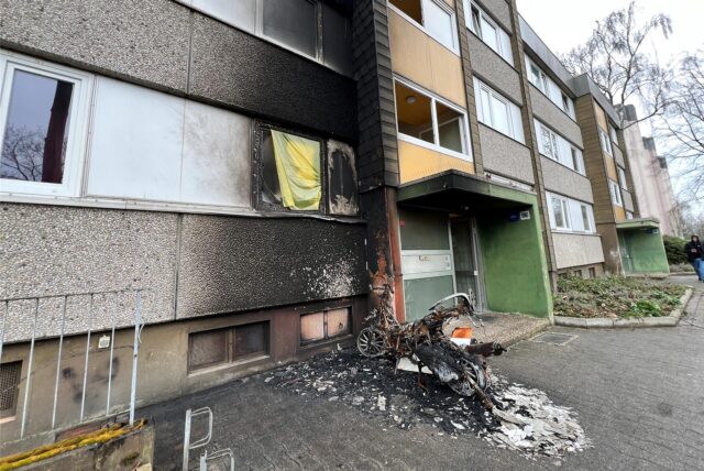 Durch den Brand eines Motorrollers am Mehrfamilienhaus Kieler Straße 16 in Unna ist auch die Fassade des Gebäudes beschädigt und sind Scheiben zum Platzen gebracht worden.