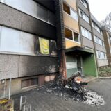 Durch den Brand eines Motorrollers am Mehrfamilienhaus Kieler Straße 16 in Unna ist auch die Fassade des Gebäudes beschädigt und sind Scheiben zum Platzen gebracht worden.