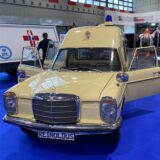 Ein beeindruckend restaurierter Mercedes-Krankenwagen aus den 1970er-Jahren steht für die Firma Reinoldus auf einer Branchenmesse.