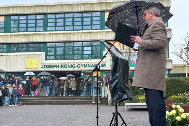 Schulleiter Krahl spricht auf dem Schulhof.