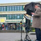 Schulleiter Krahl spricht auf dem Schulhof.