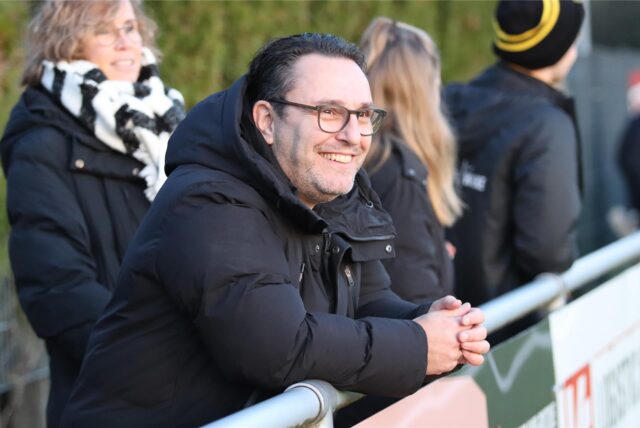 Marcus Gerke steht an der Bande.