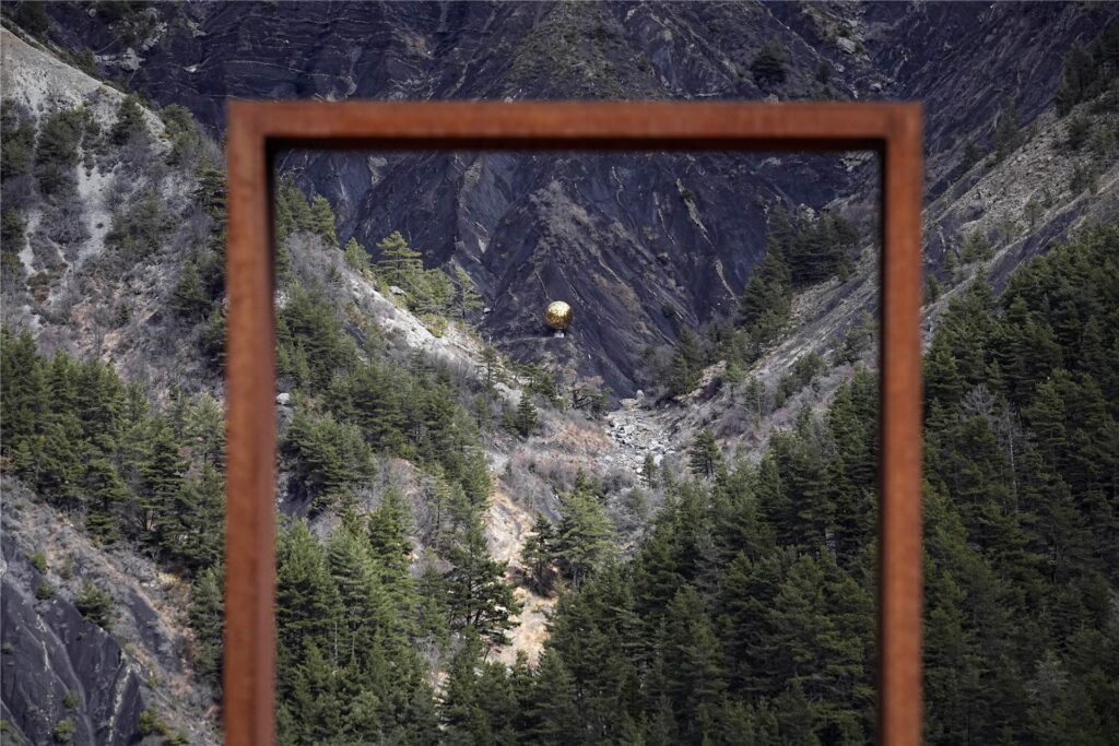 Goldene Kugel an der Absturzstelle der Germanwings-Maschine in den französischen Alpen. Goldene Kugel an der Absturzstelle der Germanwings-Maschine in den französischen Alpen.