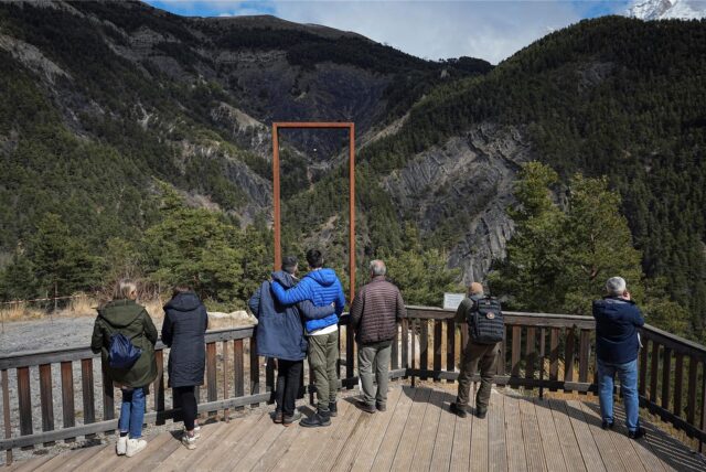 Angehörige der Opfer des Germanwings-Flugzeugabsturzes an der Absturzstelle