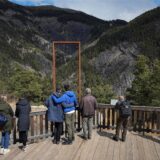 Angehörige der Opfer des Germanwings-Flugzeugabsturzes an der Absturzstelle