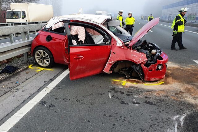 Ein roter Opel wurde Ende letzten Jahres auf der A44 zerstört. Das Wrack hängt mit dem Heck an der Mittelleitplanke. Der Reifen vorne rechts sowie die Scheiben fehlen.