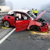 Ein roter Opel wurde Ende letzten Jahres auf der A44 zerstört. Das Wrack hängt mit dem Heck an der Mittelleitplanke. Der Reifen vorne rechts sowie die Scheiben fehlen.