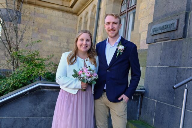 Marie Egging und Lukas Heflik auf der Rathaustreppe