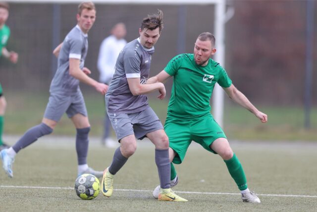 Yannick Harhoff (r.) im Zweikampf gegen Andreas Illtz.