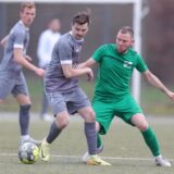 Yannick Harhoff (r.) im Zweikampf gegen Andreas Illtz.