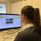 Eine Frau schaut sich ein Immobilien-Inserat auf dem Online-Portal „Kleinanzeigen“ an.