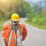 Bauarbeiter nimmt Messung vor