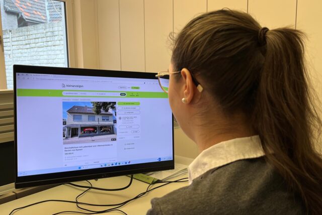 Eine Frau schaut sich ein Immobilien-Inserat auf dem Online-Portal „Kleinanzeigen“ an.