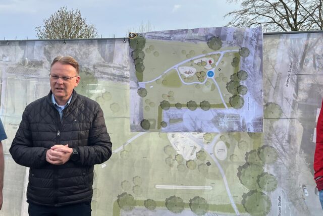 Bürgermeister Thomas Orlowski erklärte die Pläne für den neuen Abenteuerspielplatz an der Waltroper Straße in Bork.