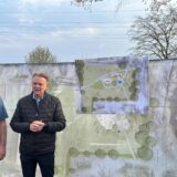 Bürgermeister Thomas Orlowski erklärte die Pläne für den neuen Abenteuerspielplatz an der Waltroper Straße in Bork.