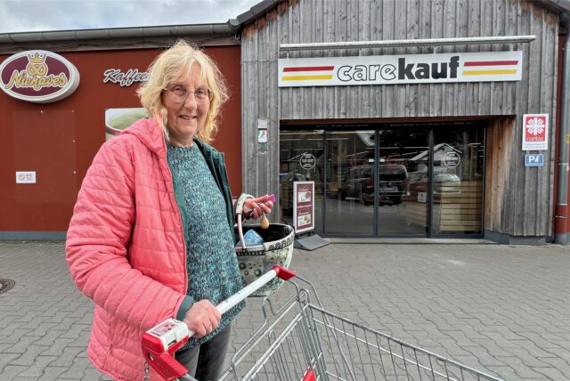 Sabine Bräutigam aus Hemmerde steht vor dem Carekauf in der Ortsmitte.