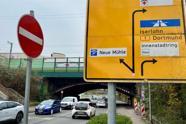 Ein zur Seite gedrehtes „Durchfahrt verboten“-Schild sowie ein Ortsschild stehen kurz vor der Bahnunterführung an der Kantstraße in Unna