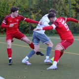 Spieler des Werner SC und der Hammer Spielvereinigung im Kampf um den Ball.