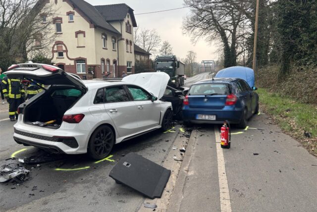 Bei einem Unfall auf der Waltroper Straße sind mehrere Fahrzeuge kollidiert.